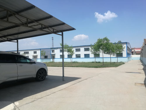 德州健之源地處魯西北平原，毗鄰黃河故道森林公園，生產條件環境優越，擁有現代化的廠房，標準化的生產車間，公司擁有三證：SC食品生產許可證、GMP證、食品出口生產企業證書，生產過程中采用ISO22000管理體系進行科學管理，并擁有近十年的生產加工經驗，產品口感、湯色、功效等各項指標均能達到客戶滿意，生產采用全自動帶線帶牌袋泡茶包裝機生產線，有全套的粉碎和超微粉碎、分篩、烘干、滅菌、制粒、制袋等設備，科學的生產工藝和嚴格規范的滅菌殺毒技術。